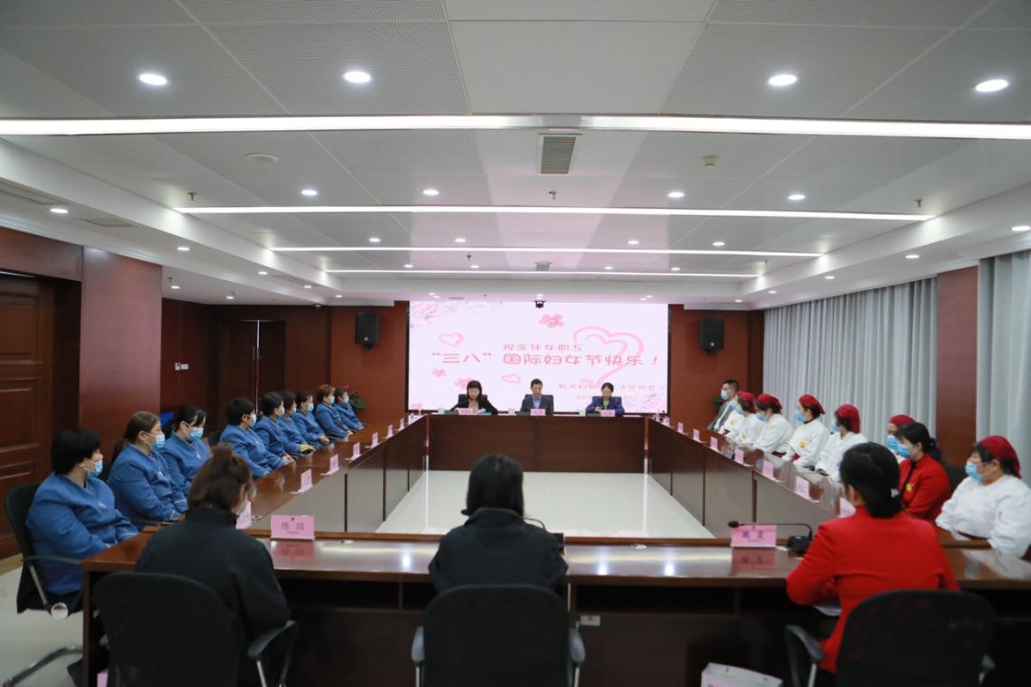 法院領導“三八”婦女節(jié)，慰問金運物業(yè)女職工